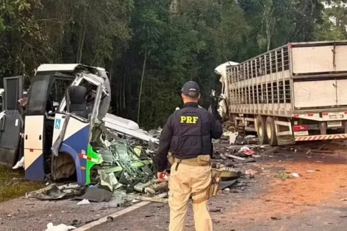 Accidente en Brasil: al menos 23 personas murieron tras un choque frontal entre un micro y un camión