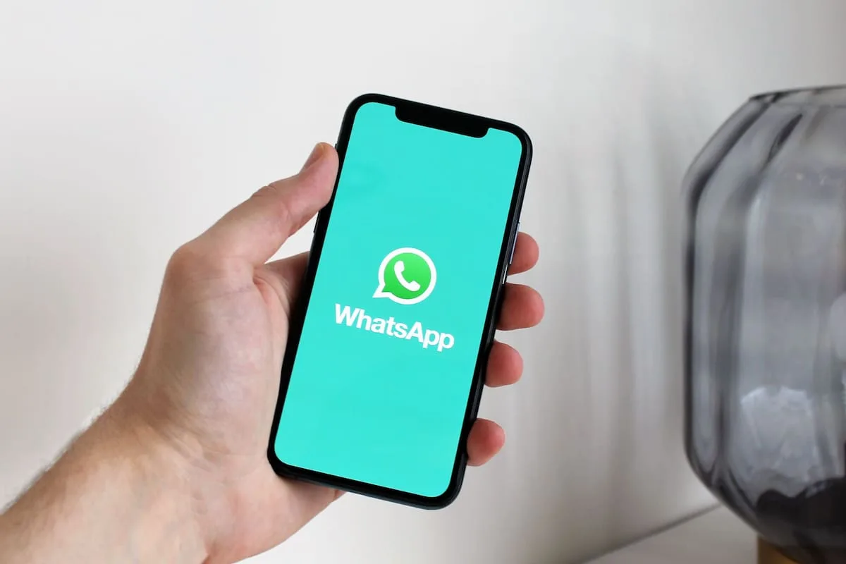 Qué dice la psicología sobre las personas que no comparten nada de su vida en los estados de WhatsApp