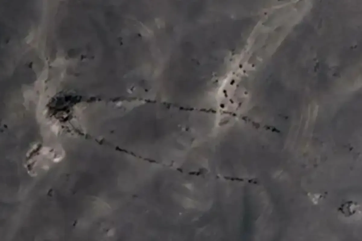 Arqueólogos hallaron en el Sahara una tumba de 4.400 años con "antenas" de piedra