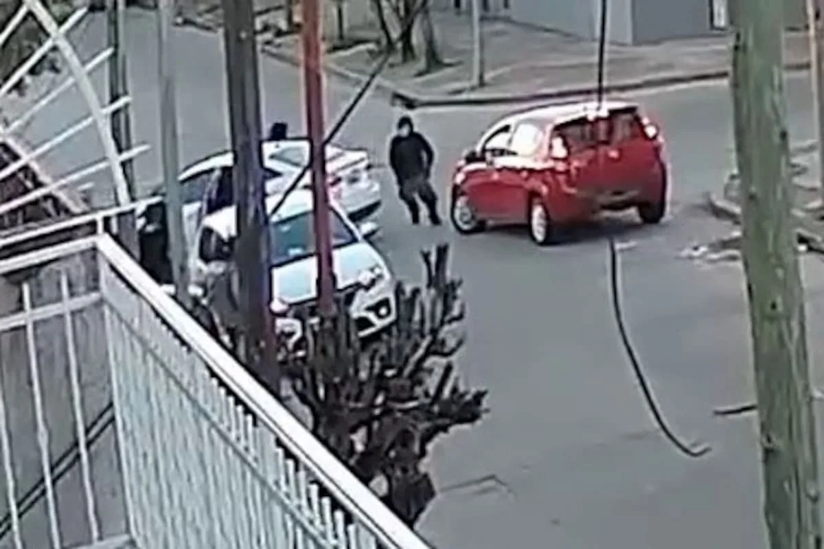 Insólito. Chocó contra una moto y lo asaltaron mientras pasaba los datos para el seguro