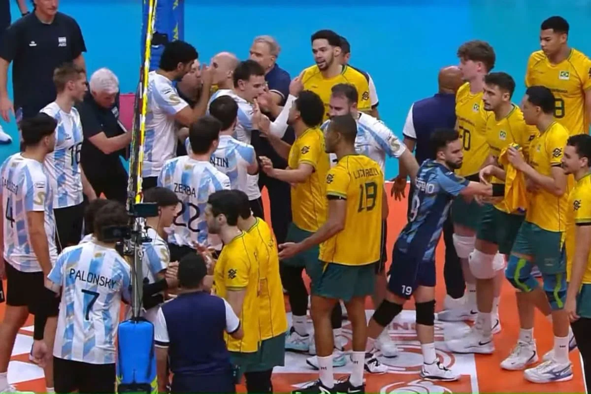 Tensión en la final del Sudamericano de vóleibol: un gesto provocador desató un cruce entre la Argentina y Brasil