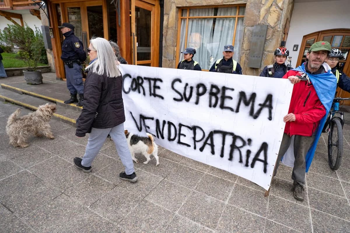 Hubo una protesta contra la Corte y Rosenkrantz dijo que “hay que tener temple para soportar las críticas”