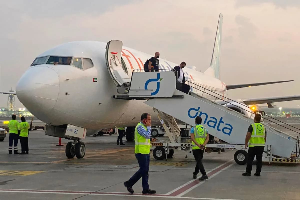 Un piloto de avión contó cómo son las medidas de seguridad para la tripulación de cabina y por qué pudieron haber fallado