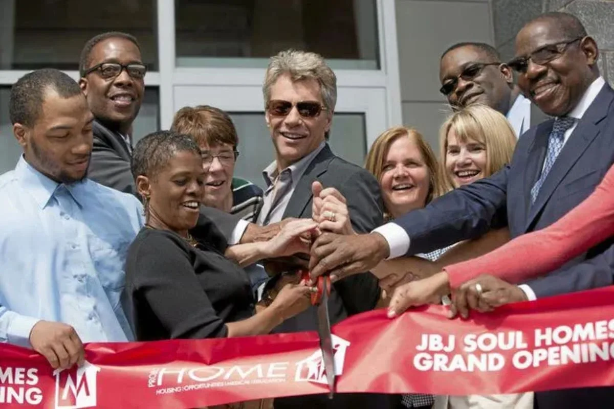 El mega complejo residencial de Bon Jovi de casi 17 millones de dólares para personas sin techo: “La forma más eficaz de acabar con la falta de viviendas es mediante casas asequibles”