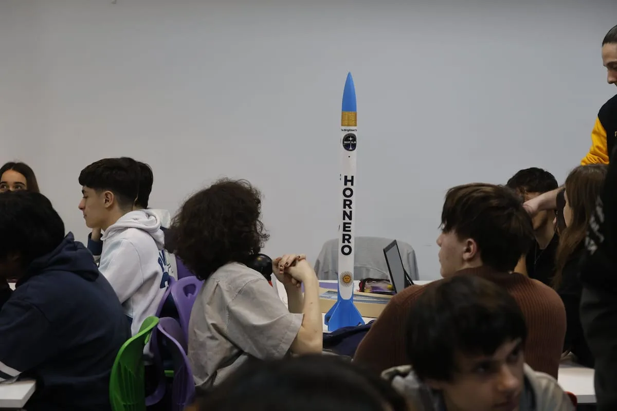 Cohetes, ingeniería y trabajo en equipo: el programa que lleva la exploración espacial a las aulas porteñas