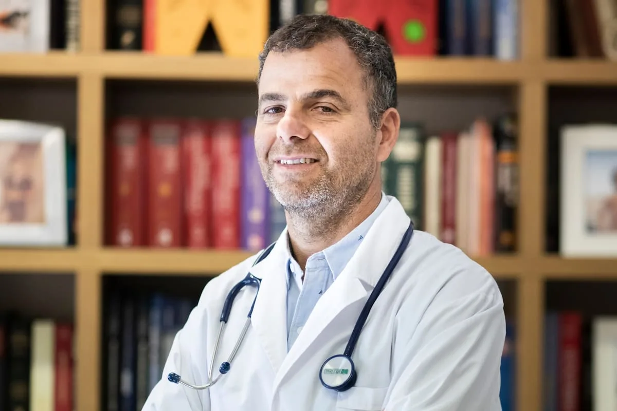 Facundo Pereyra, médico gastroenterólogo: “El SIBO puede dar diarrea o constipación; el tipo de bacterias importa”