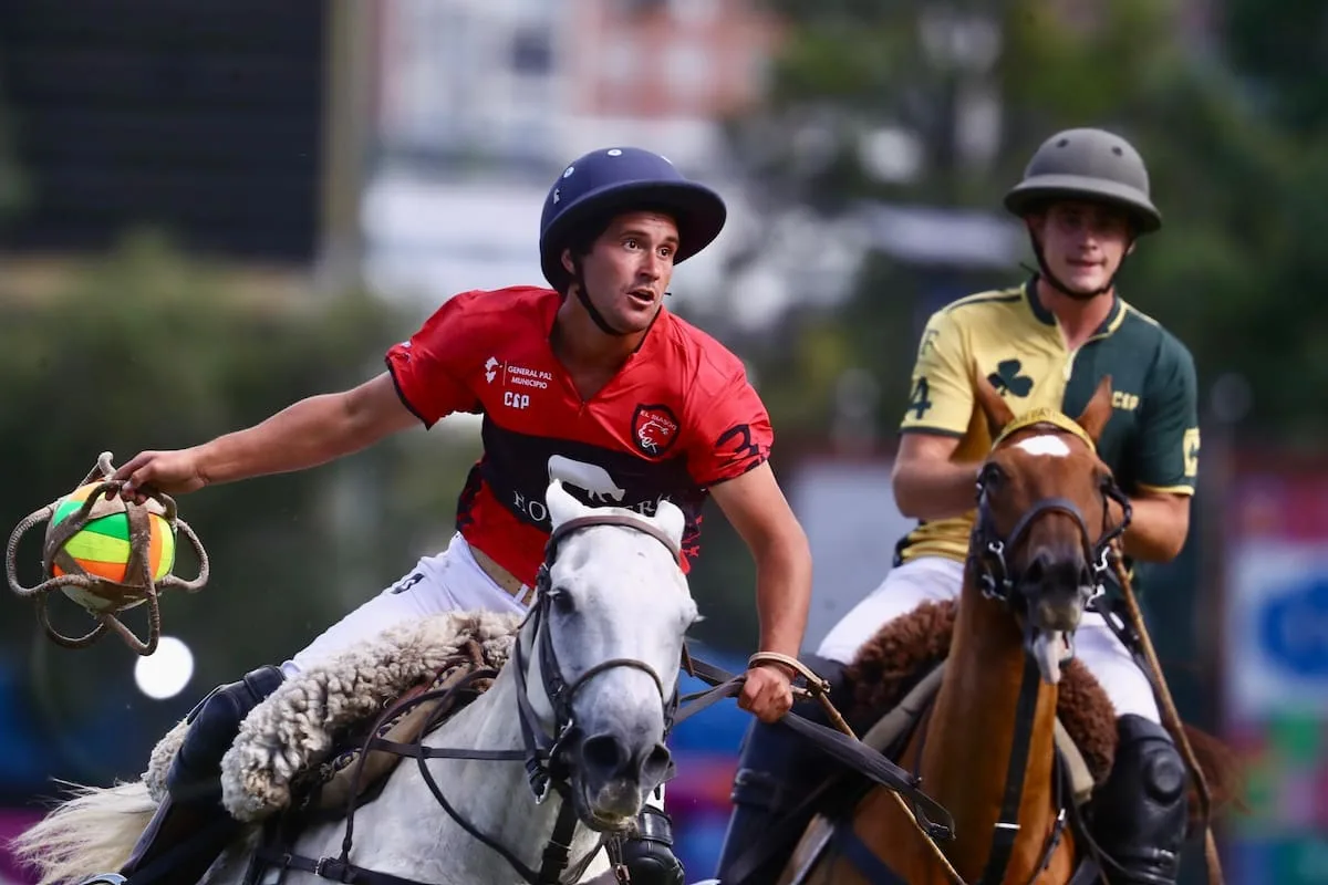 El llamativo elogio de un general británico tras el primer partido internacional de pato con jinetes criollos