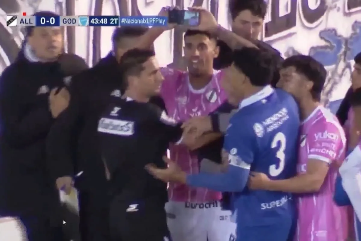 Escándalo en Floresta: Lamolina anuló un penal tras ver un celular y paralizó All Boys-Godoy Cruz