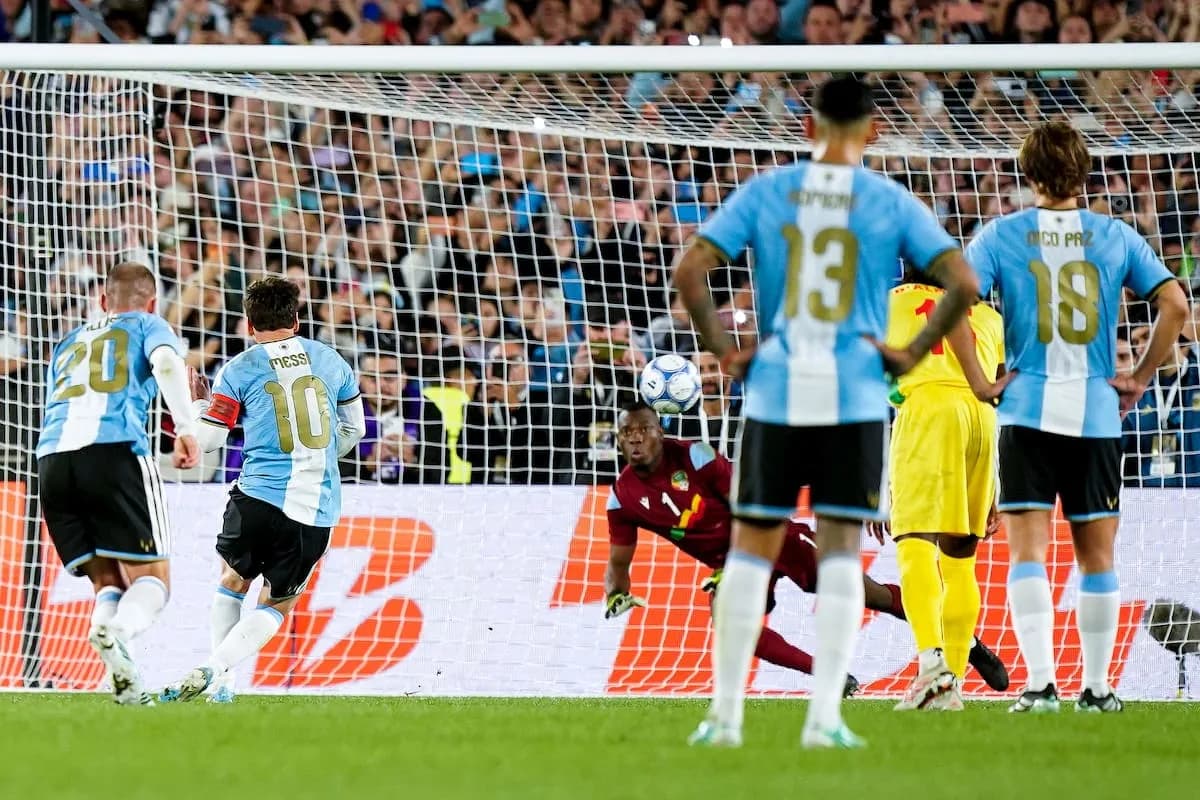 Messi se despidió de la selección con gol de penal y dos asistencias ante Benín