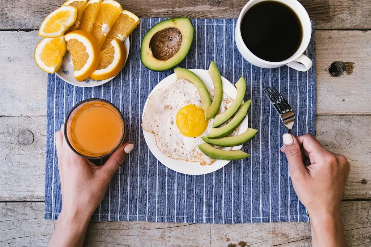 Después de los 50: el desayuno que los nutricionistas recomiendan para controlar el azúcar en sangre