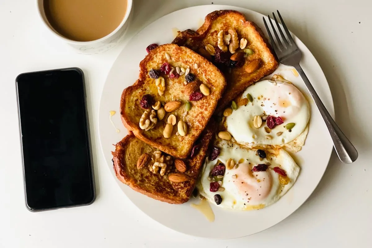 Qué desayunar después de los 50: la tostada de masa madre con huevo que recomiendan los nutricionistas