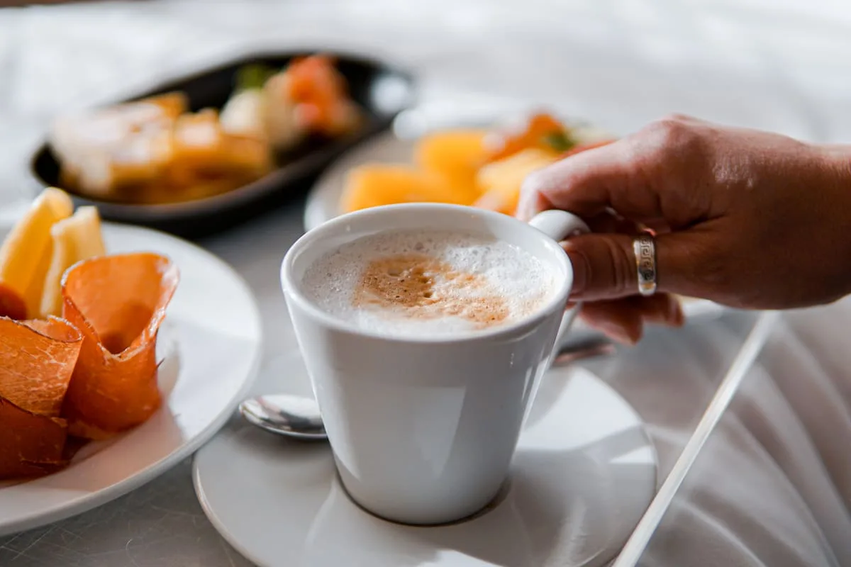 Ni pan blanco ni jugo de naranja. Los motivos por los que el típico desayuno argentino no es saludable