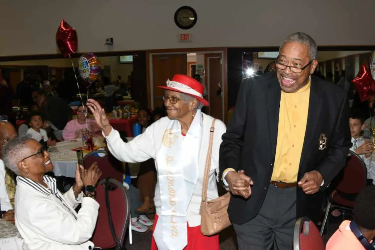 Susan Young Browne, de 108 años, todavía maneja y entrena tres veces por semana: renovó su licencia hasta los 115