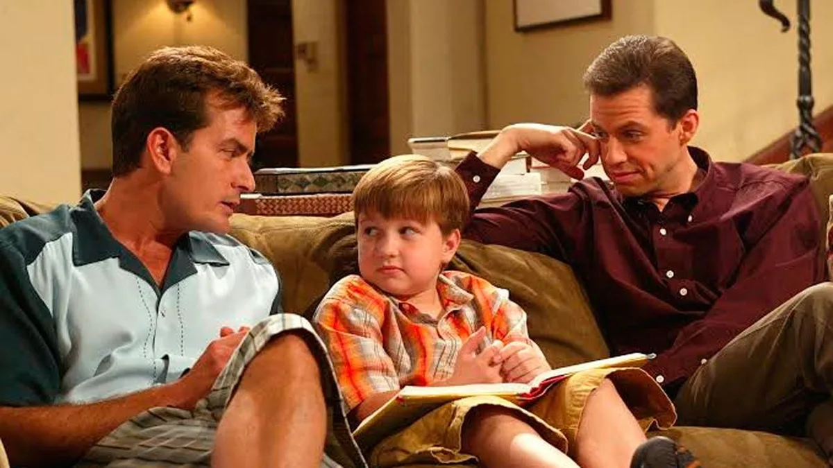 Chuck Lorre reveló que Hugh Grant casi reemplazó a Charlie Sheen en Dos hombres y medio