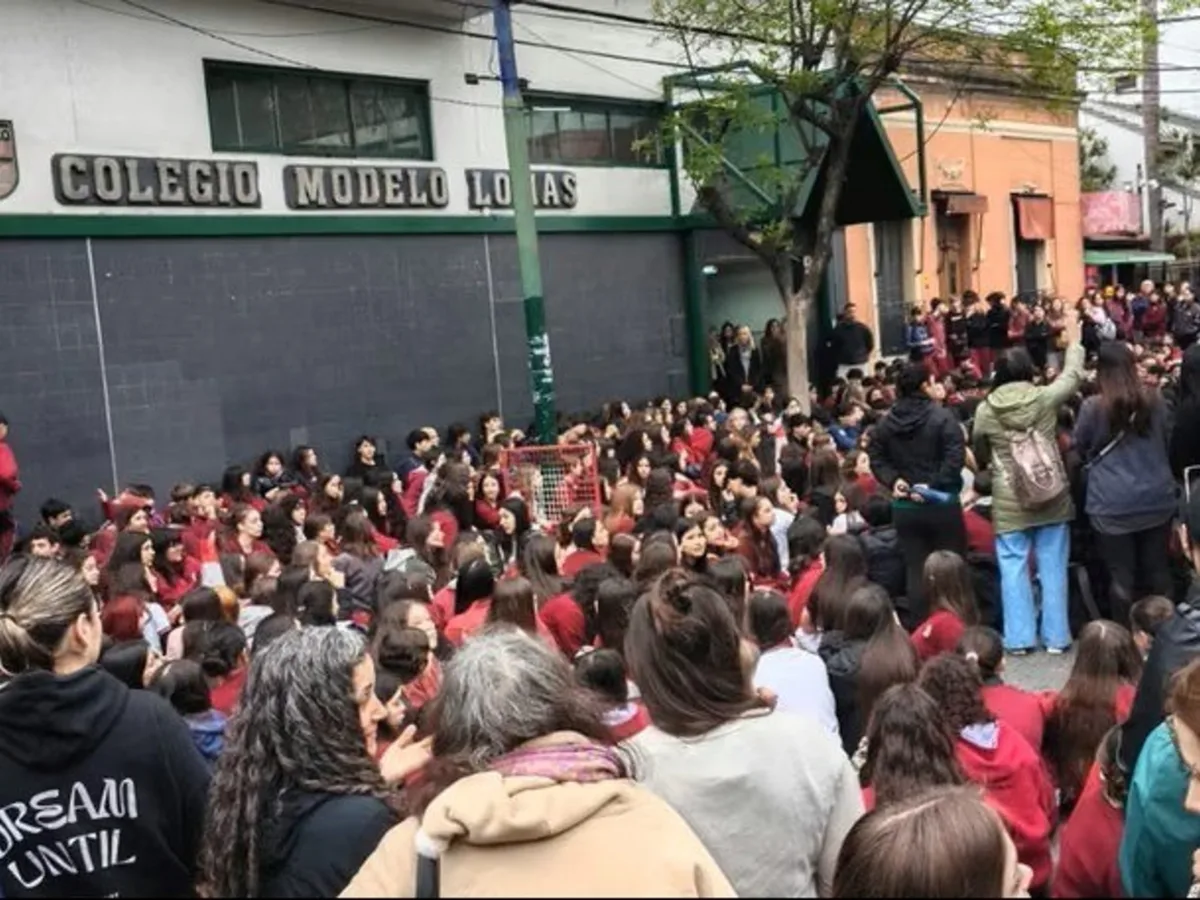 Escuelas argentinas en alerta por alumnos que trucan fotos de compañeras con IA