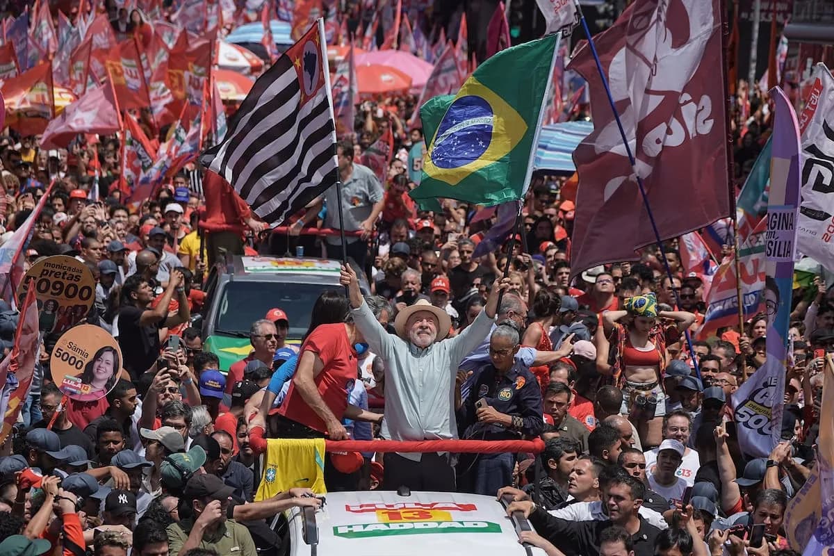 Lula y Bolsonaro cerraron sus campañas antes de una elección que promete ser infartante