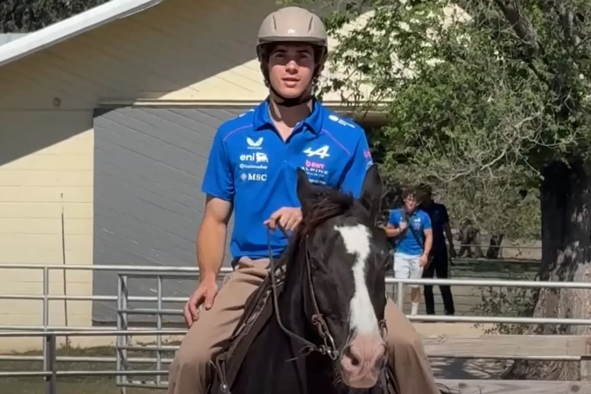 Colapinto se subió a un caballo en Austin y mostró su "Gaucho Power" antes del GP de Estados Unidos