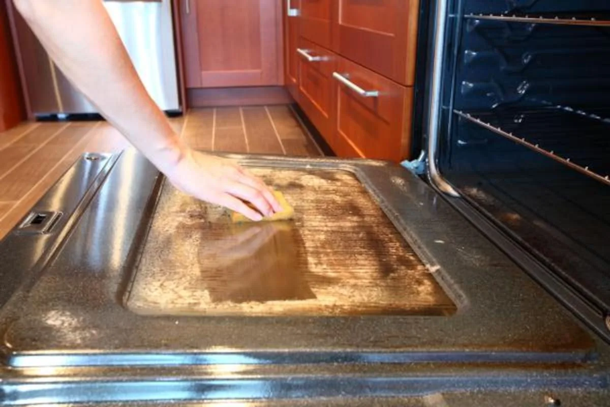 El truco sencillo para sacar la grasa pegada en el fondo del horno