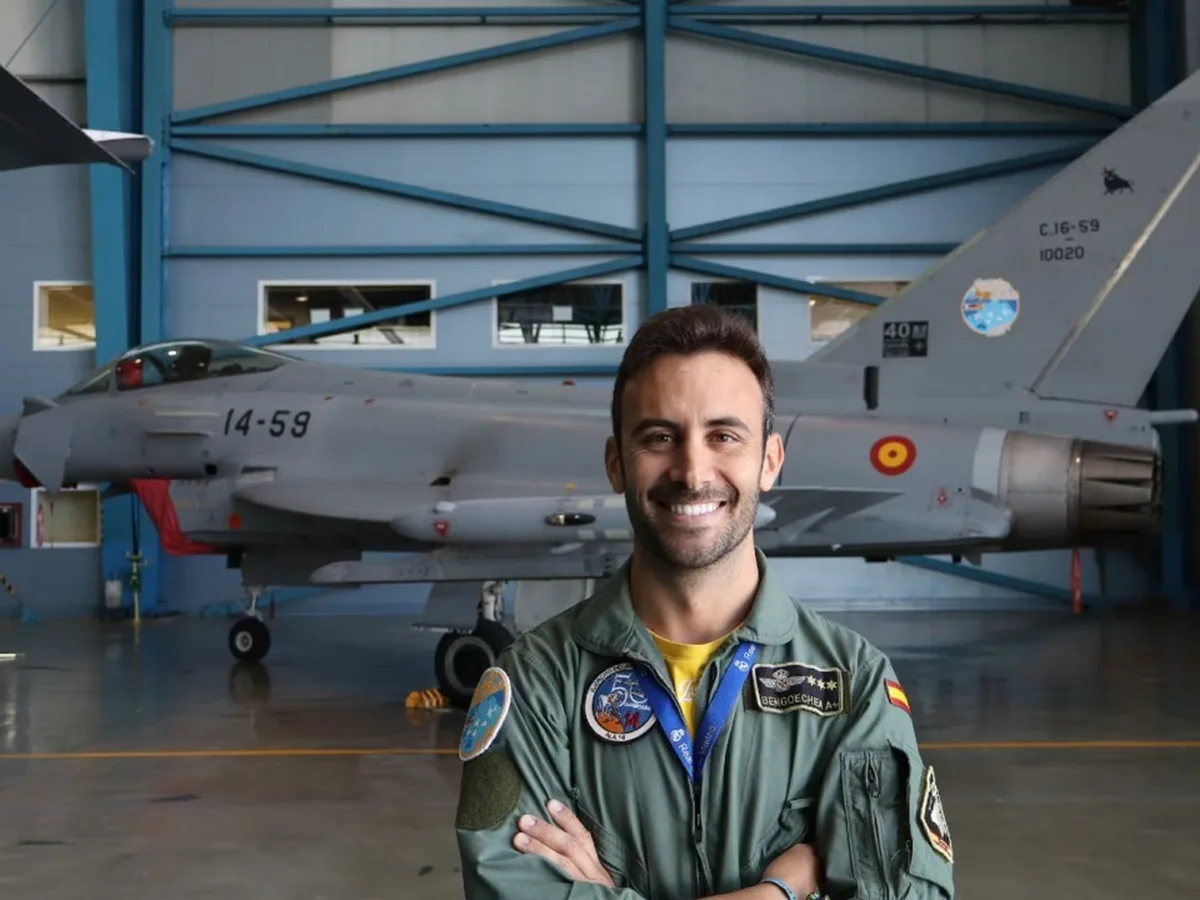 Juan Bengoechea, comandante y piloto de Eurofighter: "Esta profesión tiene mucho sacrificio y a la gente que está con nosotros les debemos la vida porque si nuestra vida es de servicio y de sacrificio, la suya lo es con nosotros también"
