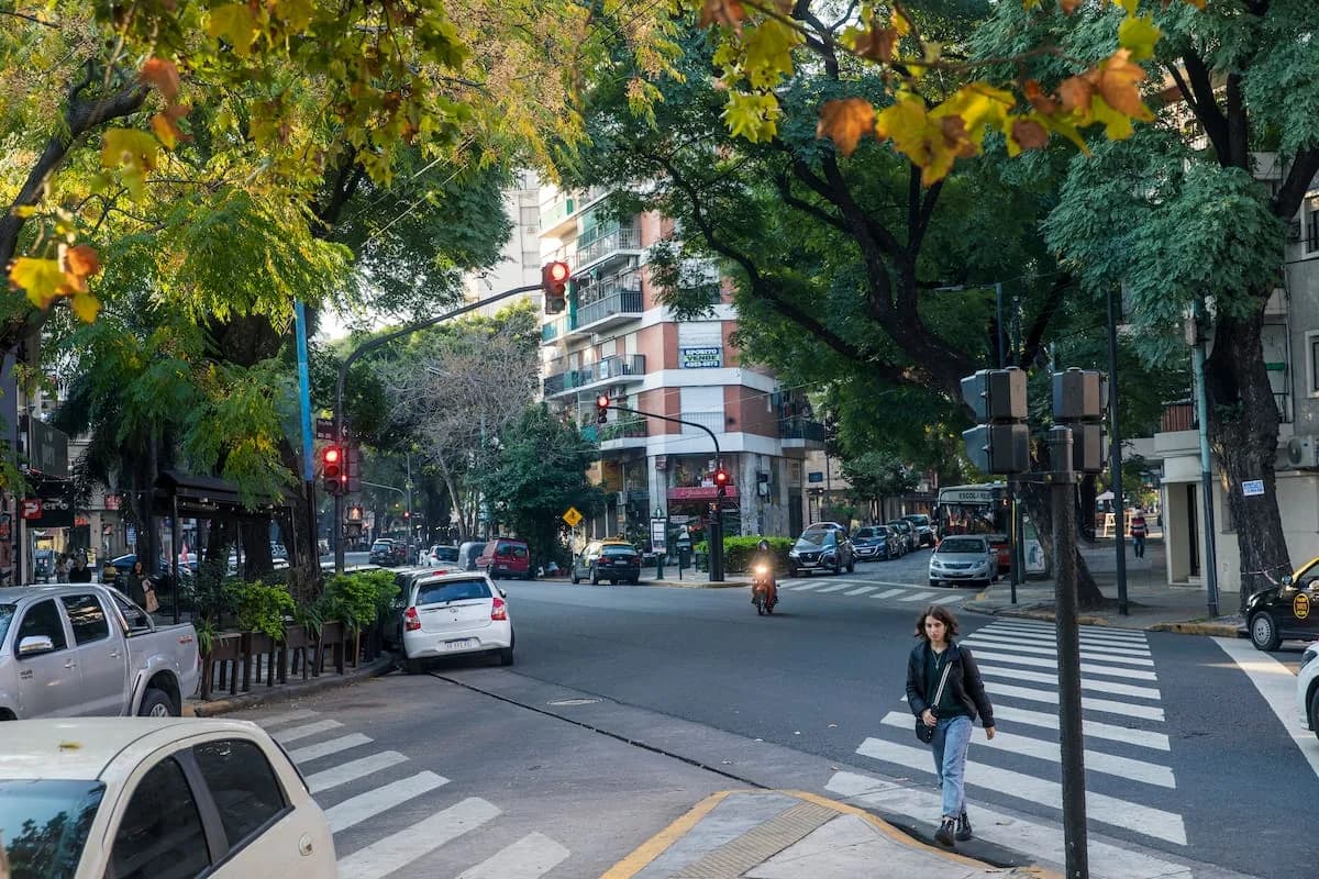 Ni Palermo ni Belgrano. El barrio que está de moda y tiene departamentos más baratos que los top