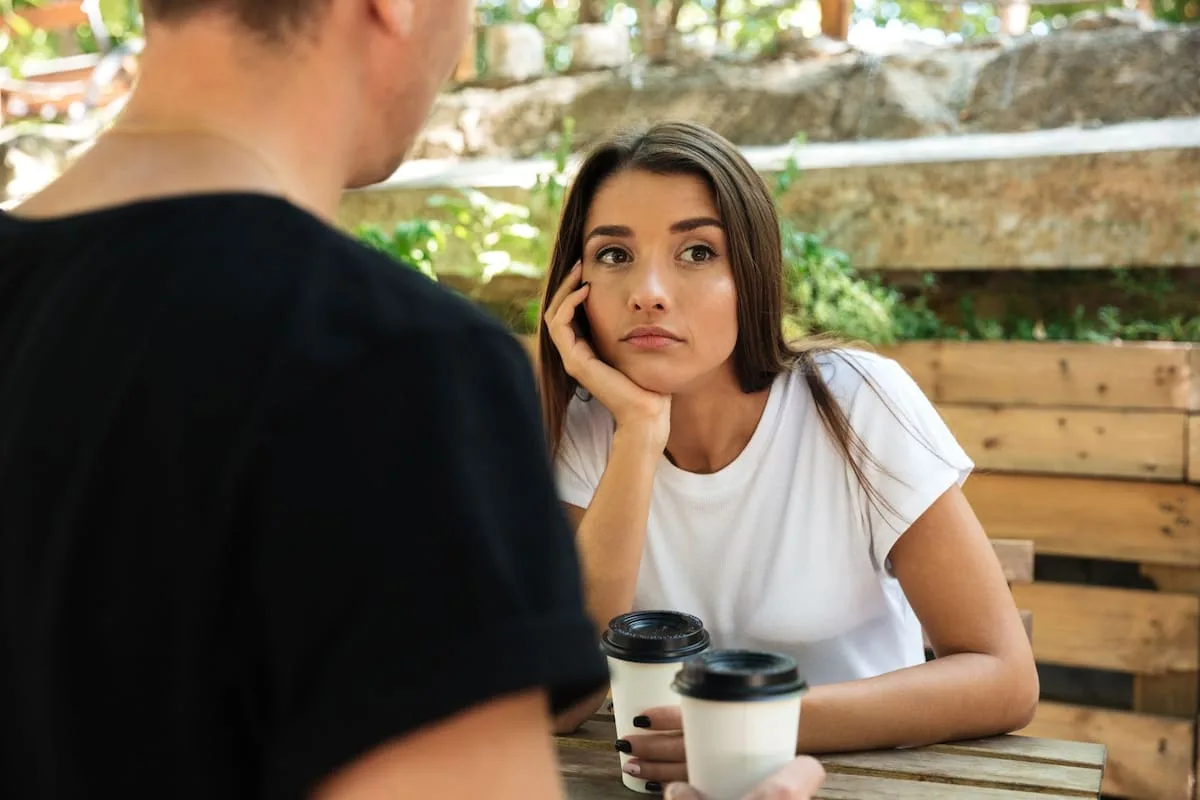 Los psicólogos coinciden: el hábito de bajar la mirada al hablar no es por timidez, sino por pura concentración