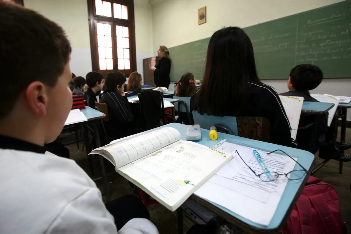 Voucher educativo: desde ahora, quienes adeuden cuotas escolares seguirán cobrando el beneficio