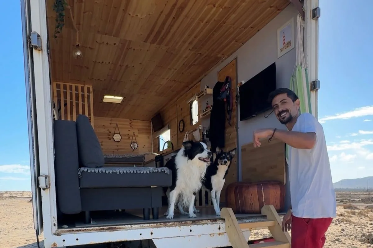 Franc Molinos, el hombre de 38 años que vive en un camión desde hace siete: no paga alquiler ni luz