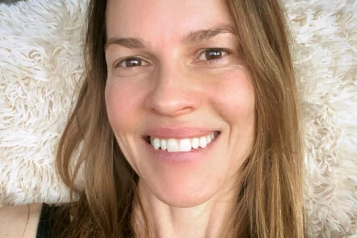 Hilary Swank anunció que está embarazada de su tercer hijo a los 52 años