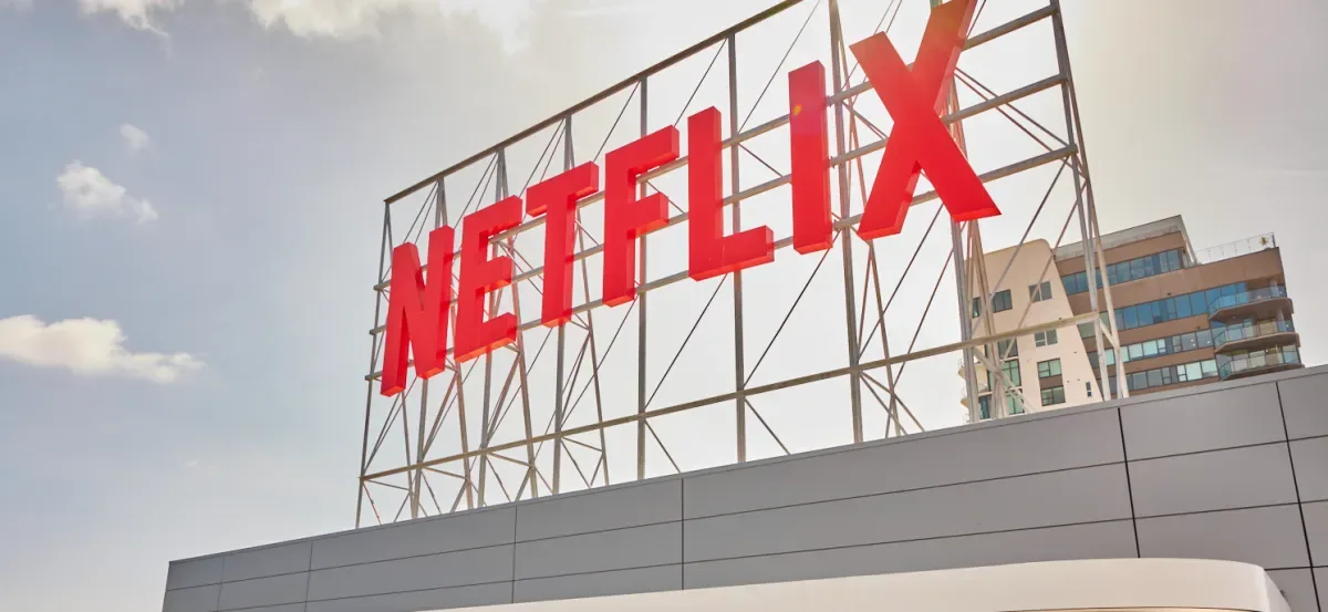 Netflix despide a casi 1.000 empleados tras perder la puja por Warner Bros.