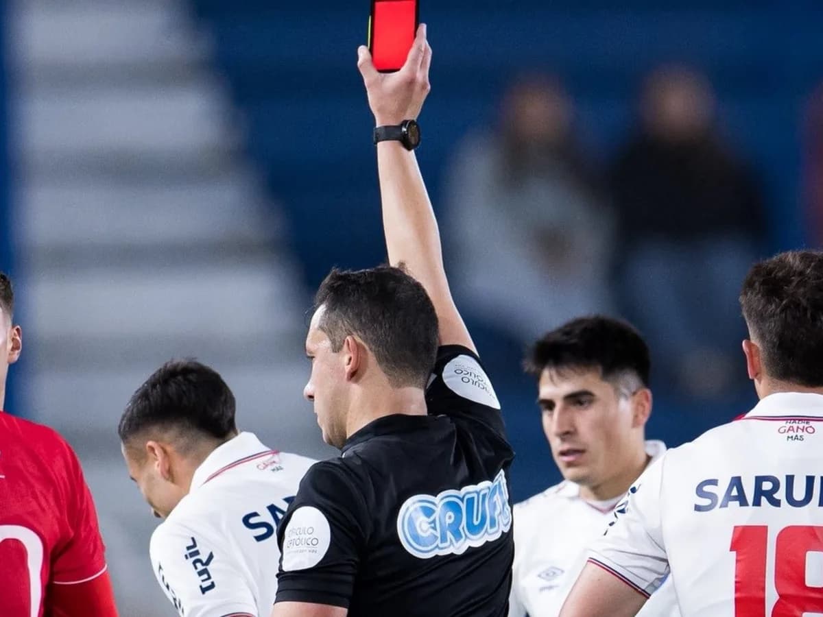 Debutó en Uruguay la tarjeta virtual: el invento que parece un celular y divide al fútbol