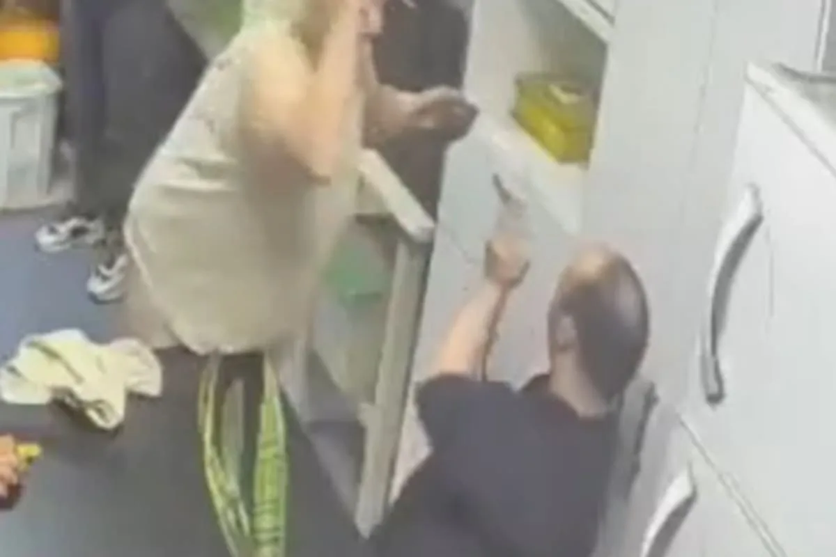 Una mujer de 71 años fue denunciada por maltratar a su hijo con síndrome de Down