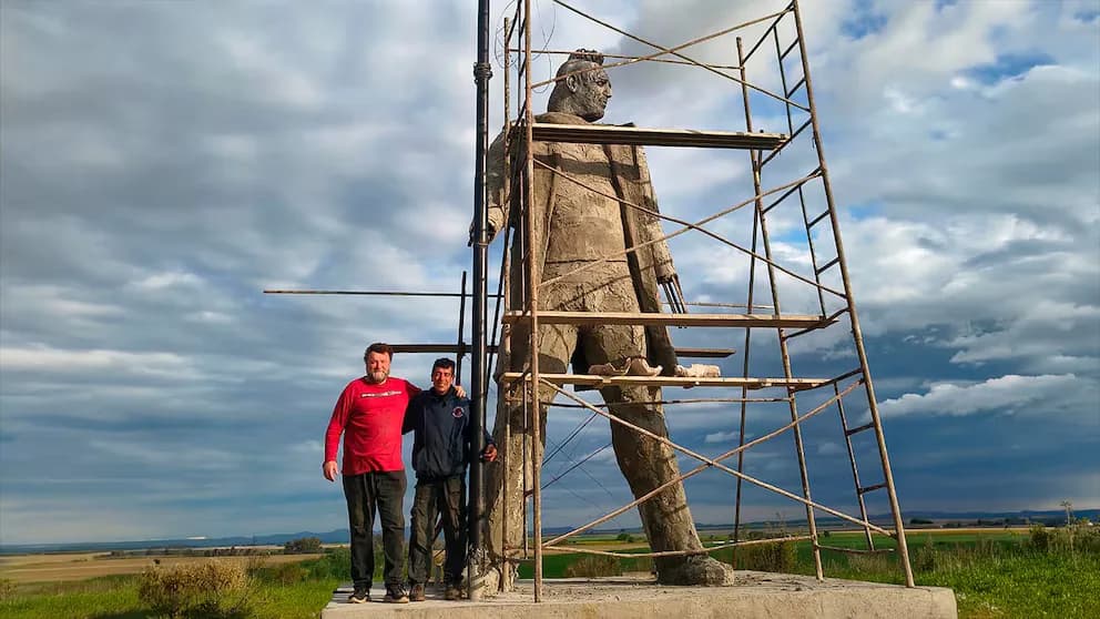 Una escultura de casi seis metros homenajea a Ricardo Iorio en las sierras de Coronel Suárez