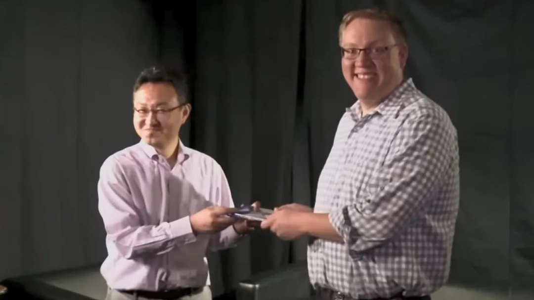 De la burla a la ironía: Shuhei Yoshida y Adam Boyes parodian el formato físico de PlayStation en TGS