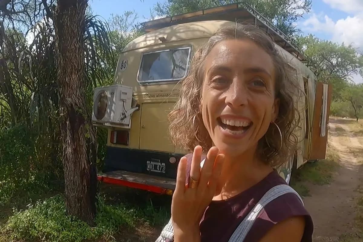 Ina de la Serna: tuvo cáncer a los 29, compró un colectivo y vive en las Sierras de Córdoba