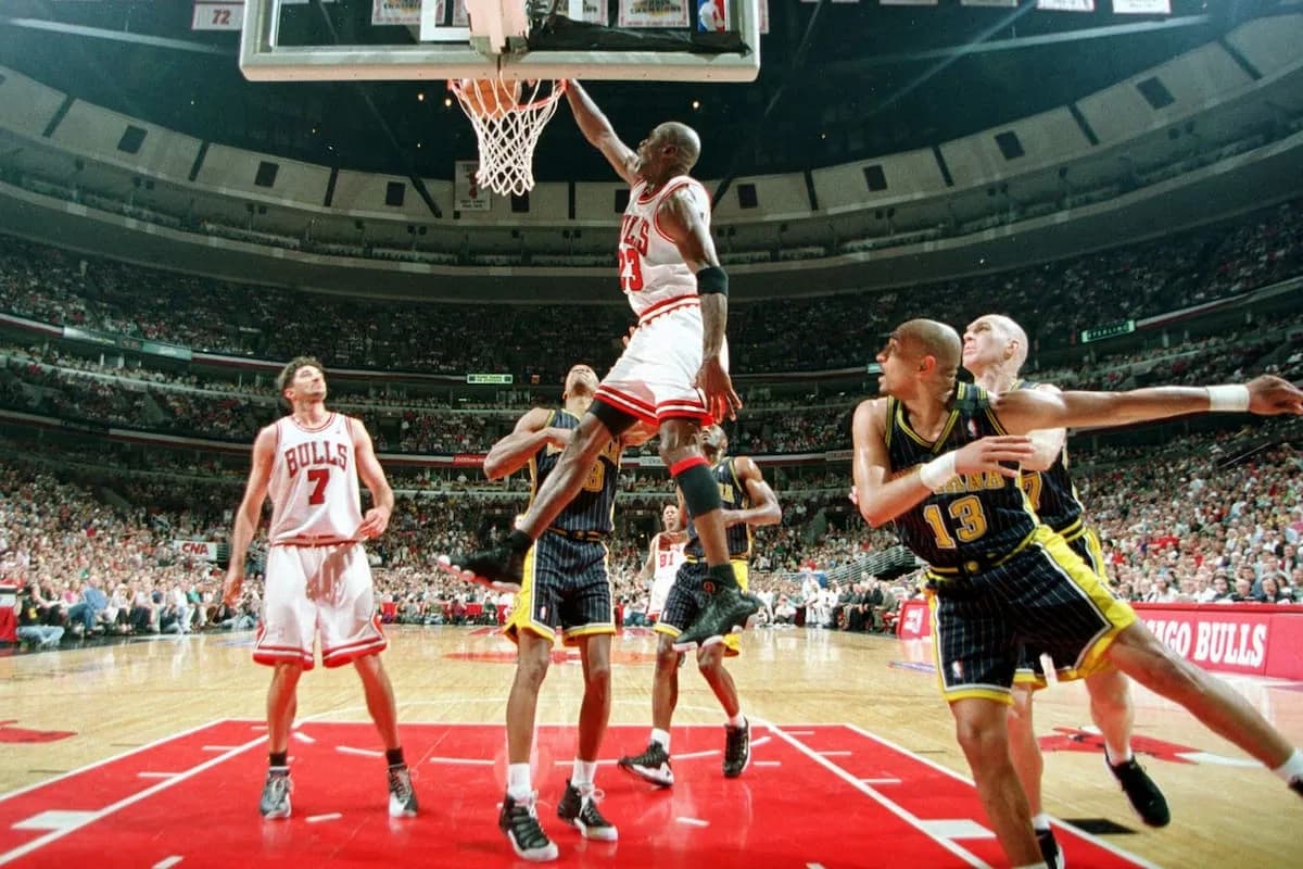 Pagan US$12,26 millones por la camiseta que usó Michael Jordan de las Finales de 1998 y baten un récord absoluto