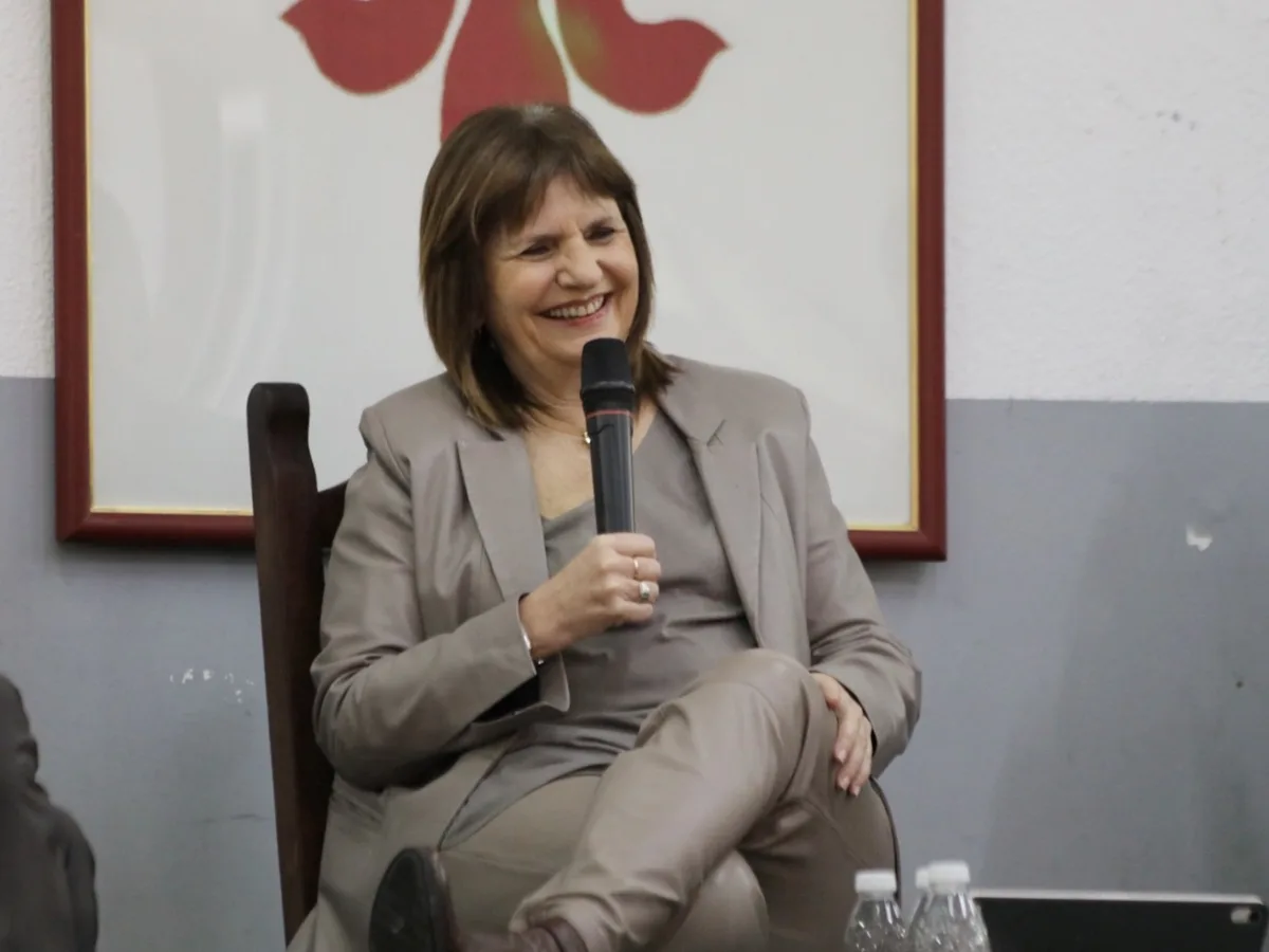 Tras la visita de Milei a la ORT, Bullrich también dio una charla en un colegio y pidió "dejar libres" a los chicos en sus elecciones