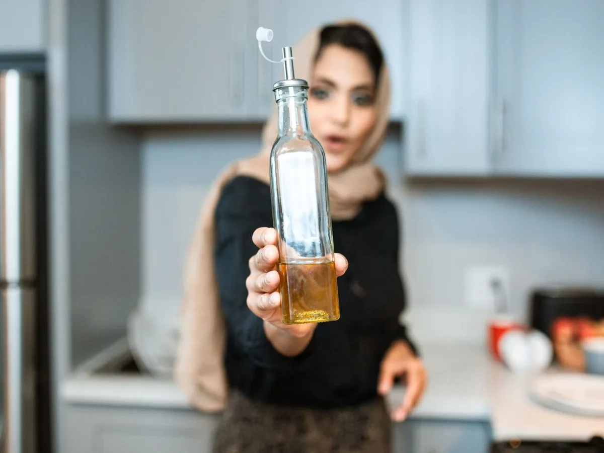 Elena Díaz, catadora de aceite: “No dejes nunca el aceite junto a los fogones, que es donde lo pone casi todo el mundo, porque el calor continuado acelera la oxidación”