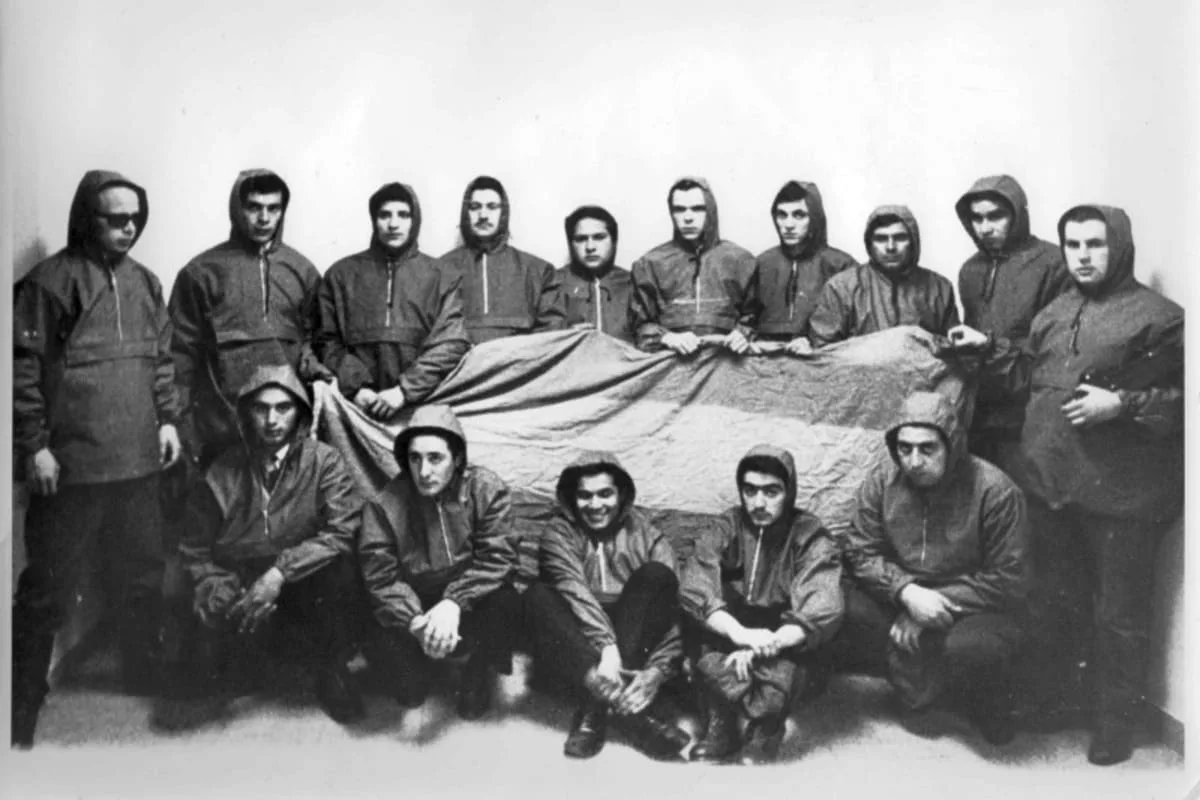 Polémica por el retiro del Museo Malvinas de una bandera argentina que flameó en las islas en 1966