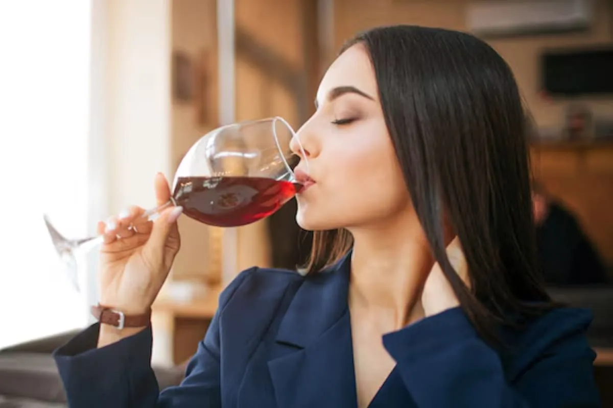 Una neuróloga explicó por qué una copa de vino antes de dormir fragmenta el sueño