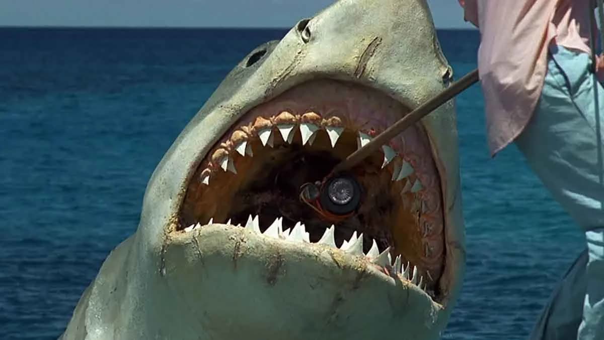 Mike Flanagan quiere dirigir una secuela de Tiburón y un Jurassic Park de terror