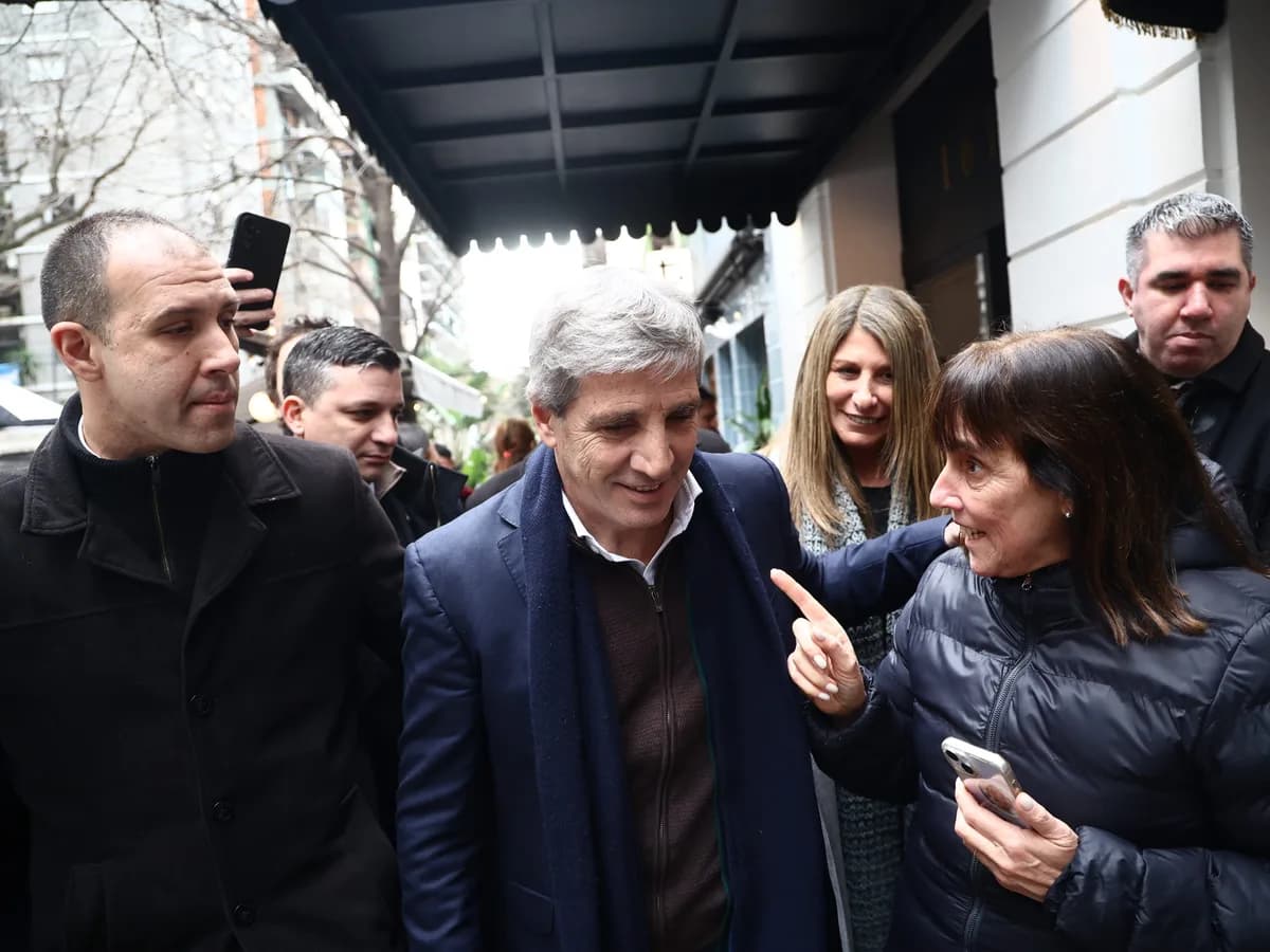 Luis Caputo se pone el overol político con gestos a la micro y los gobernadores y sale a bancar a Karina Milei: "los acuerdos los define ella"