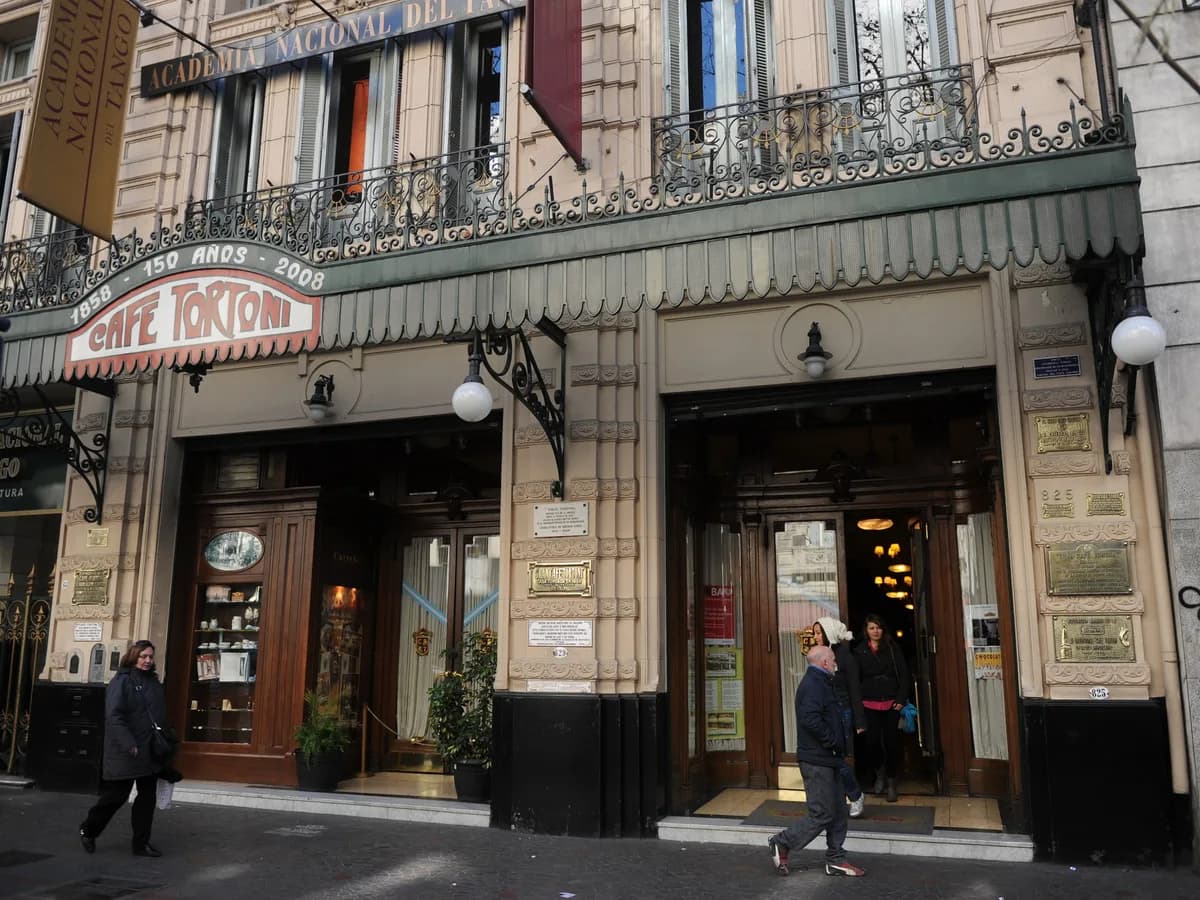 Café Tortoni: el local más antiguo de Buenos Aires que frecuentaron Borges y Gardel