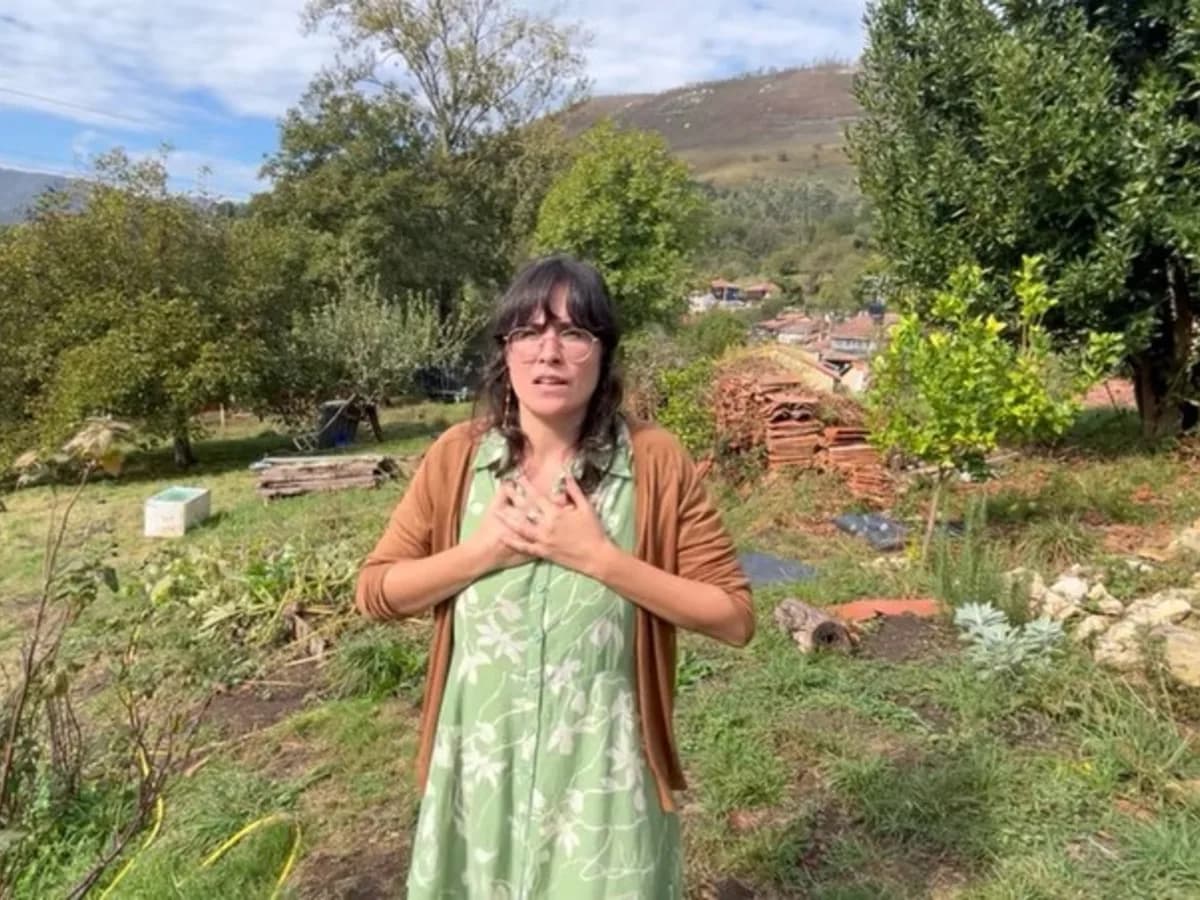 Arantxa, la española de 34 años que dejó la ciudad para criar a sus hijos en una aldea de Asturias