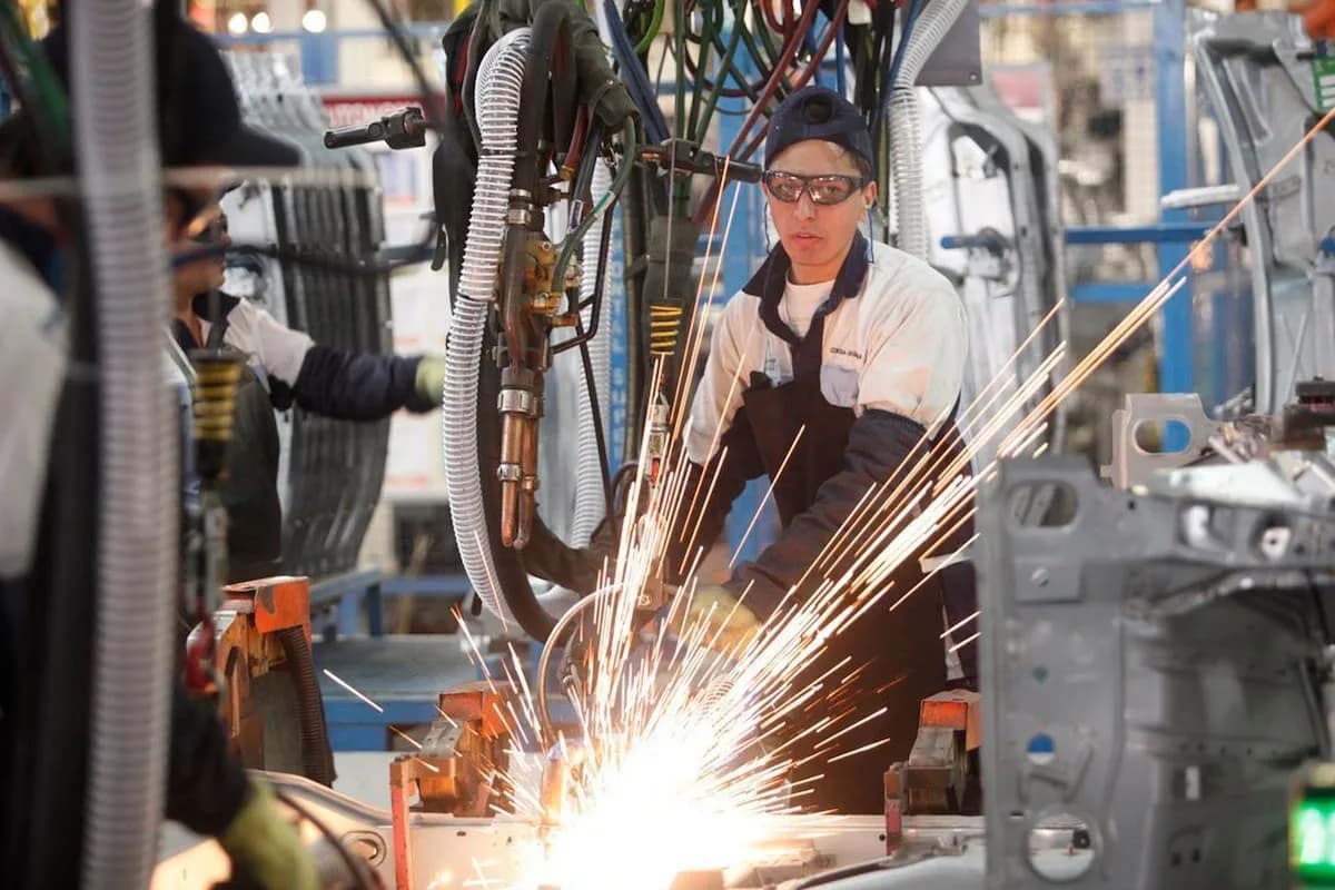 La economía creció 0,8% en junio, pero no logró revertir la inestabilidad del primer semestre, según informó el Indec