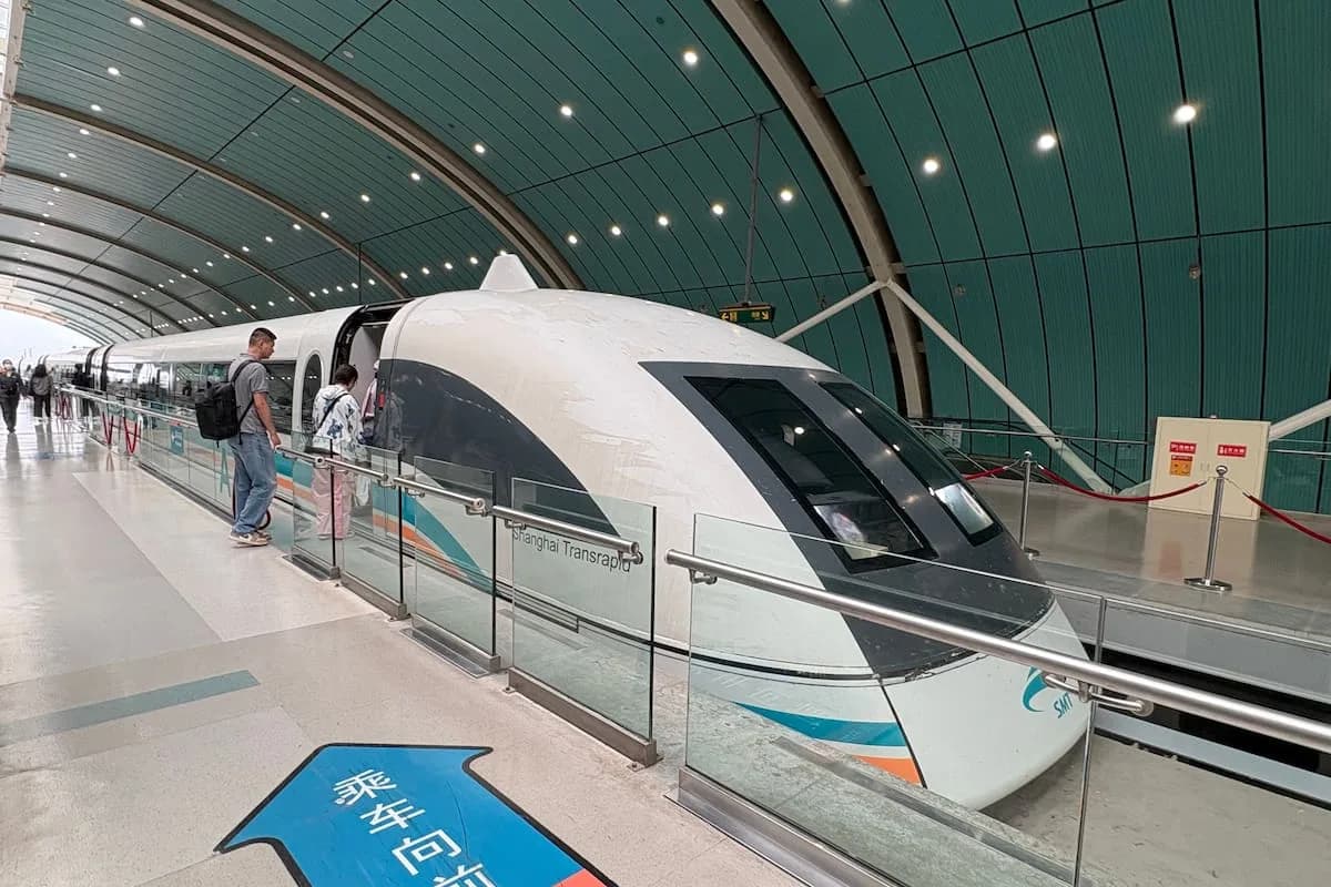 China prueba un tren magnético récord que “vuela” a 800 km/h en segundos