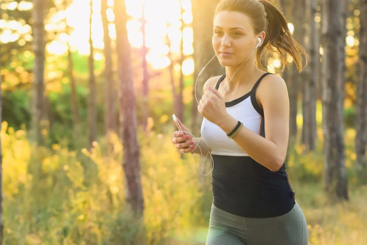 Caminar 20 minutos al día: el hábito simple que mejora el corazón después de los 70