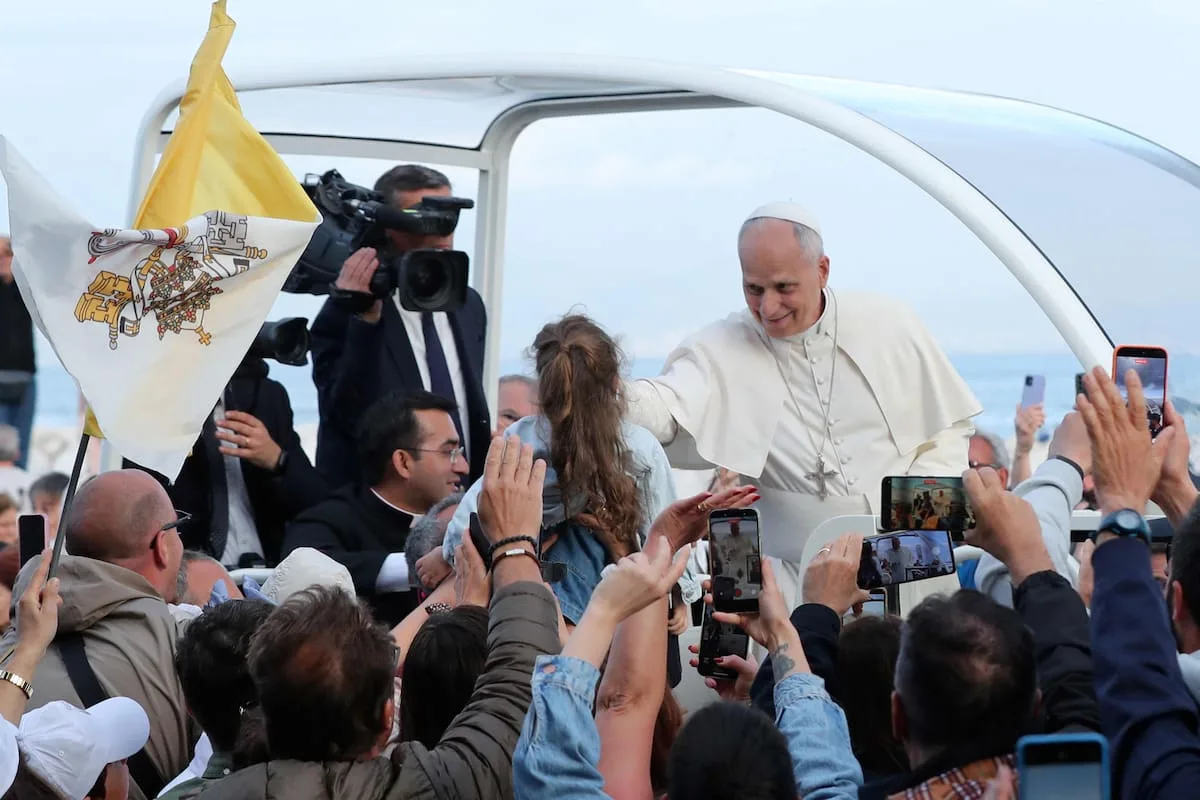 A un mes de la llegada del papa León XIV, el Gobierno monta un megaoperativo y la Iglesia busca fondos