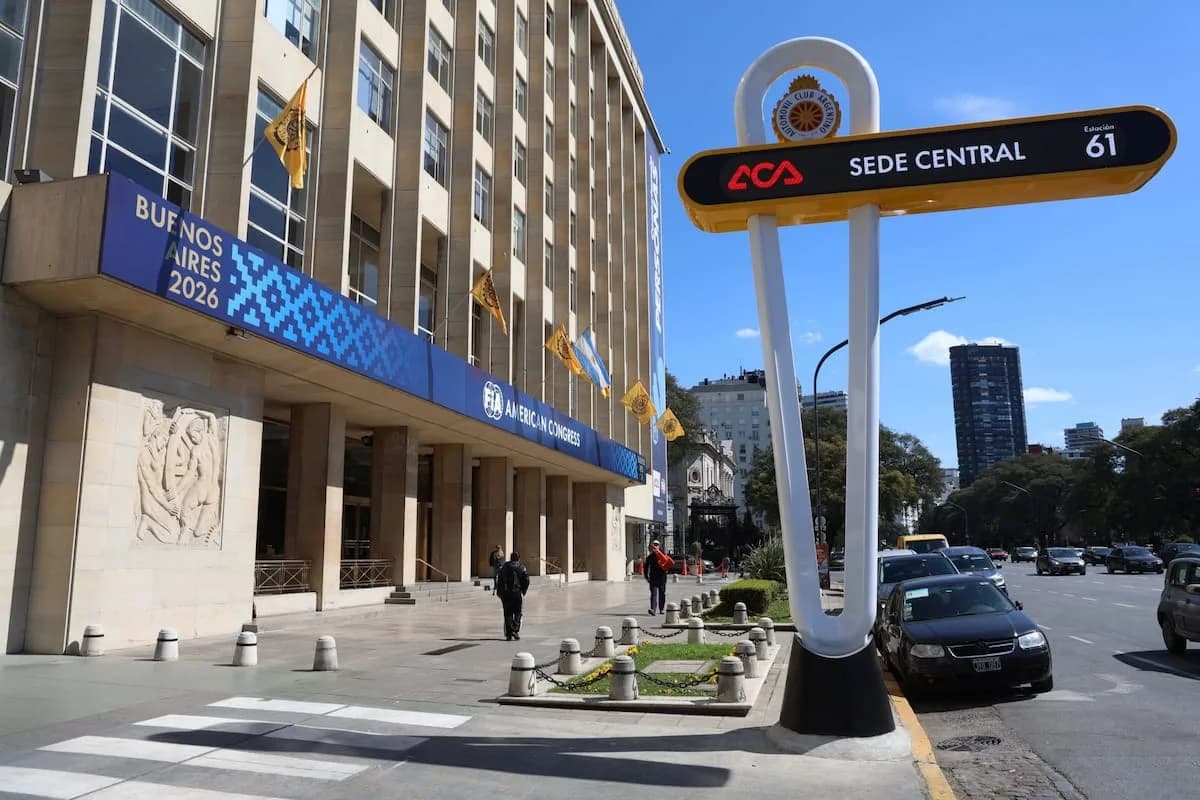 El ACA removió el histórico tótem de su sede y la Ciudad lo intimó a restituirlo