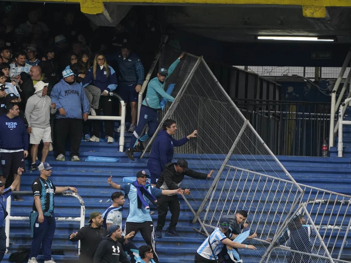 Incidentes en la previa de Boca - Racing por Copa Argentina: los hinchas de la Academia se enfrentaron con la policía y explotó el "Chiqui Tapia botón..."