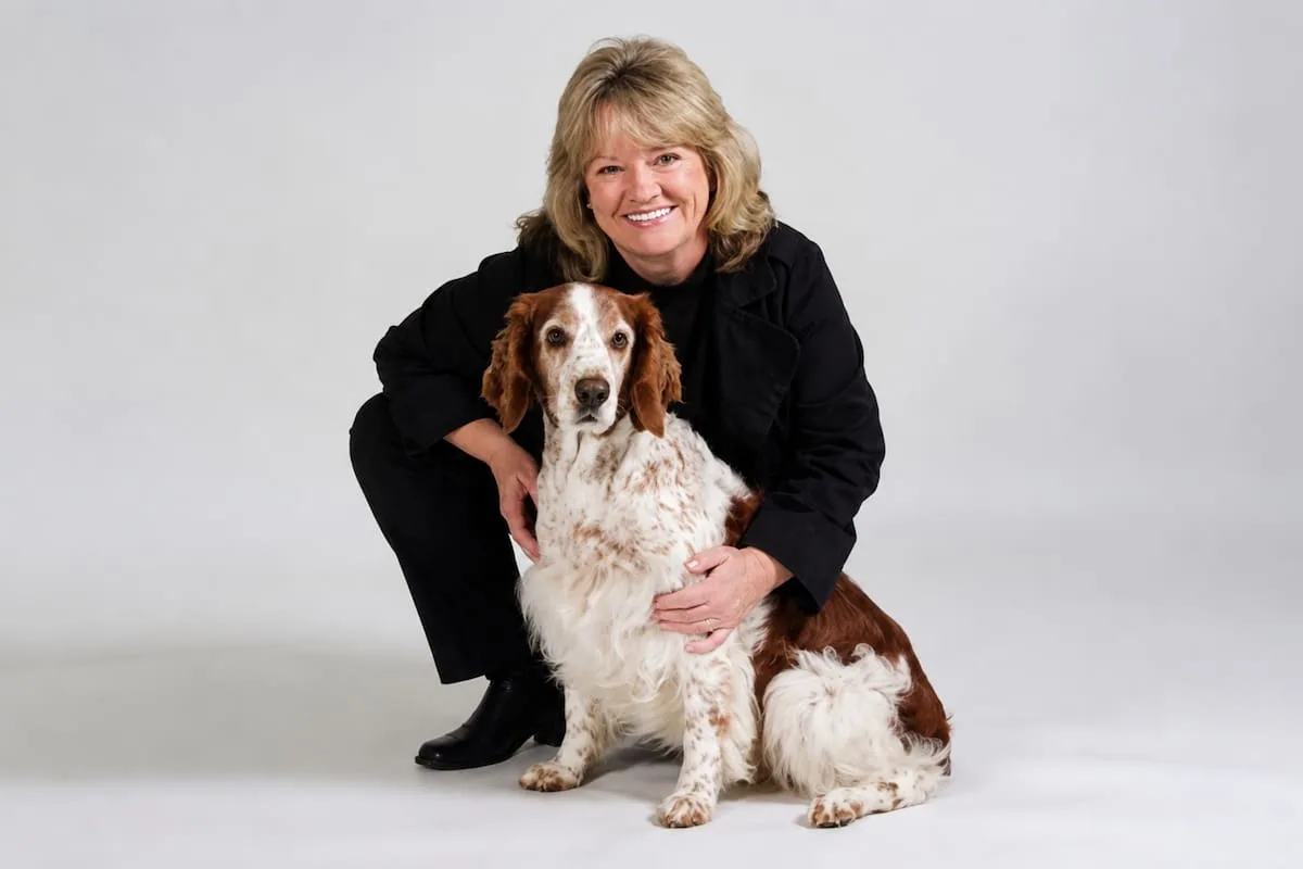Mary Burch, experta en conducta animal, explica qué significa que tu perro se siente sobre tus pies
